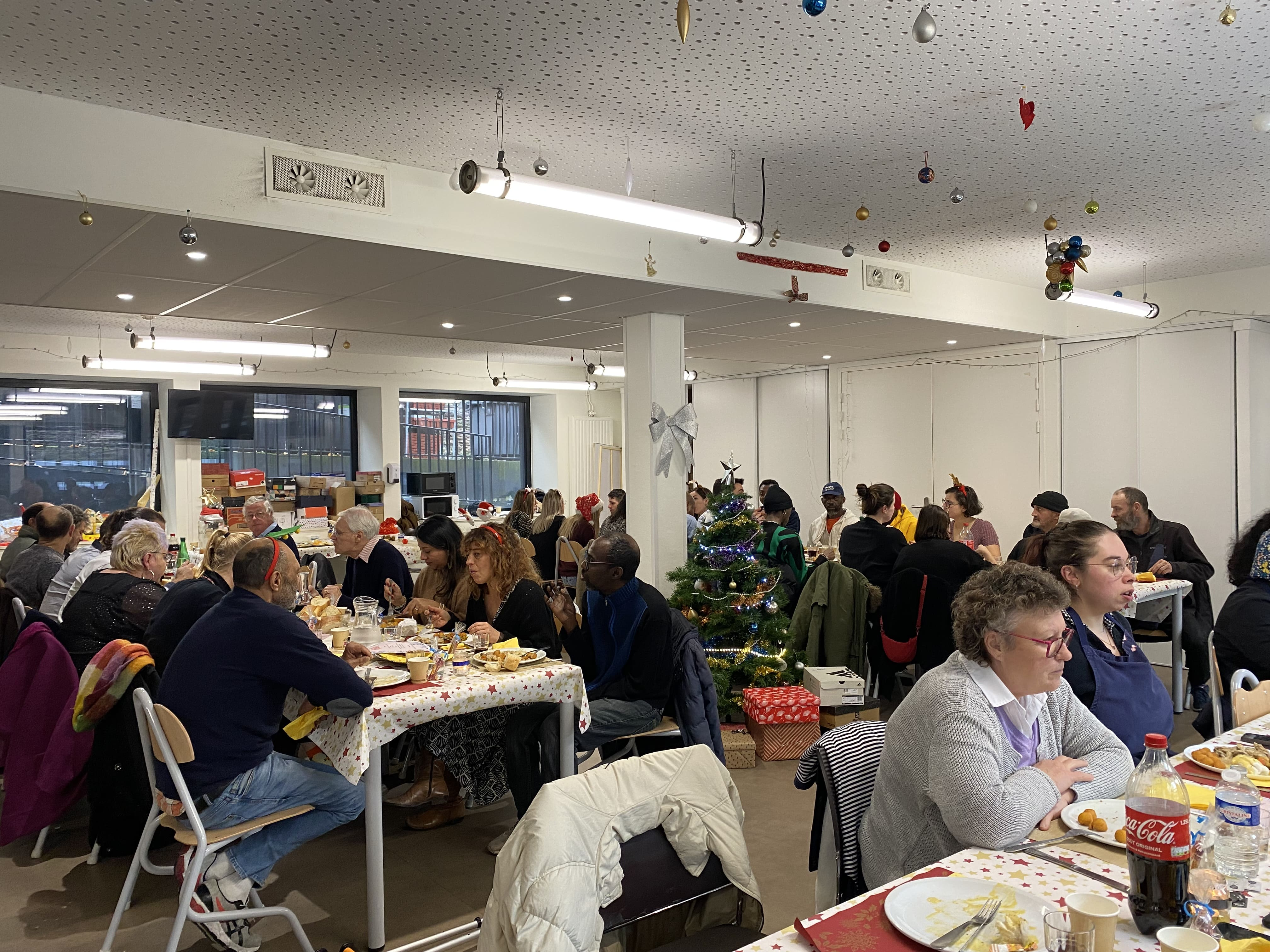 Chansons, sourires et cadeaux : le Noël des résidents-1