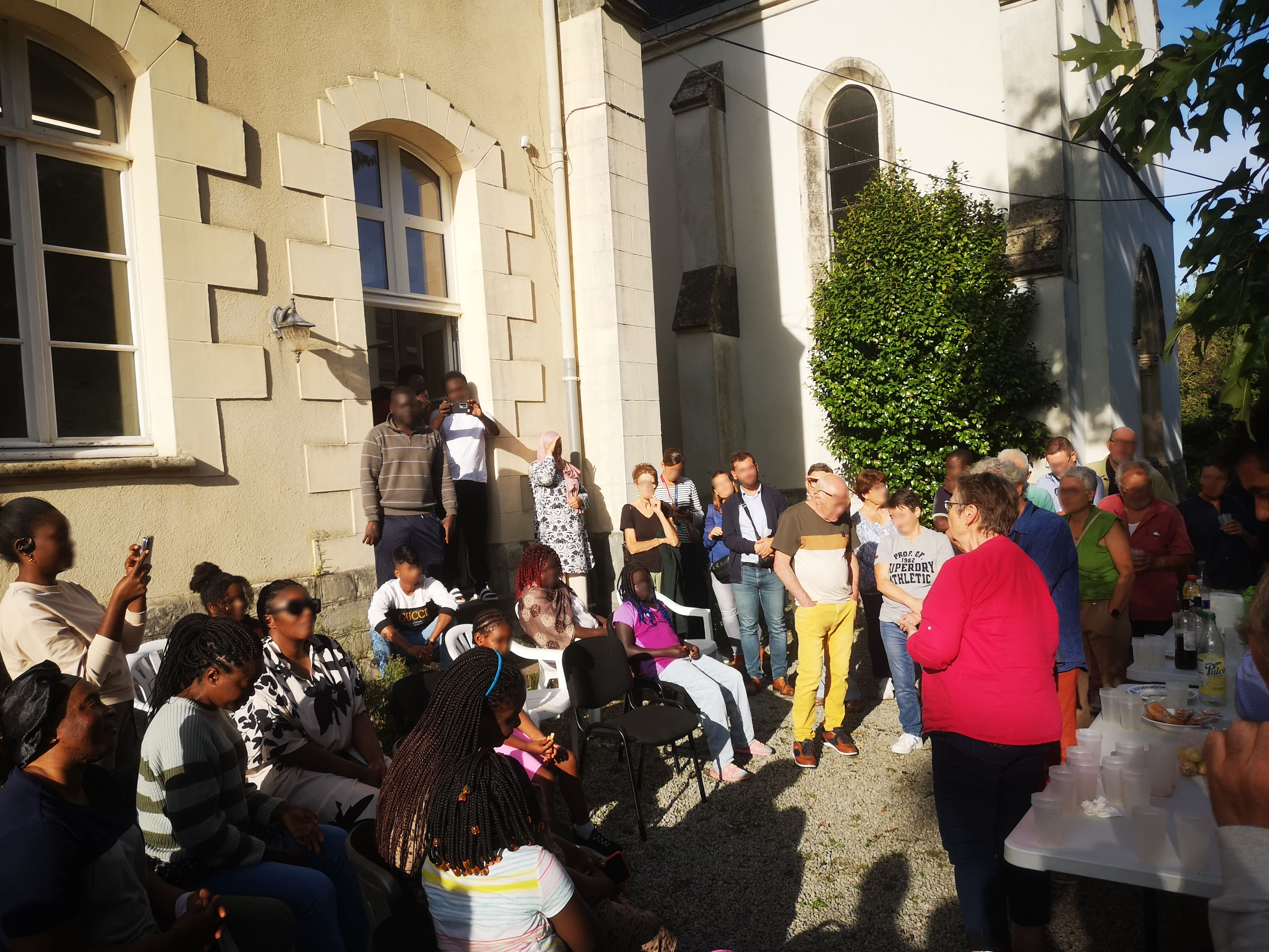 CADA de Chateaubourg : goûter inaugural en présence de M. le Maire, des riverains, des résidents et des équipes de Benoît Labre.-1